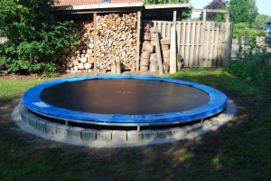 sådan graver du din trampolin ned